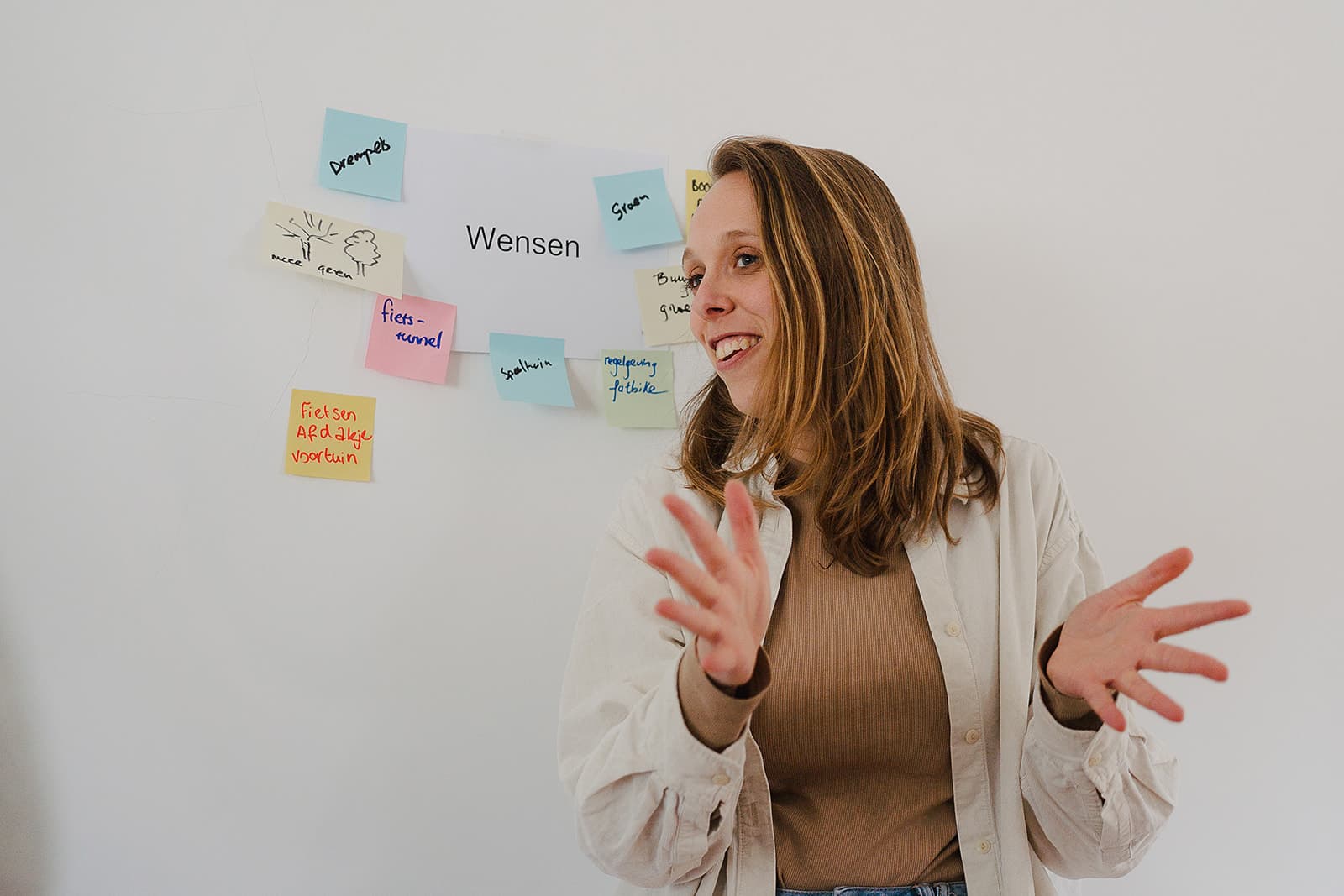 Deelneemster presenteert ideeën met post-its