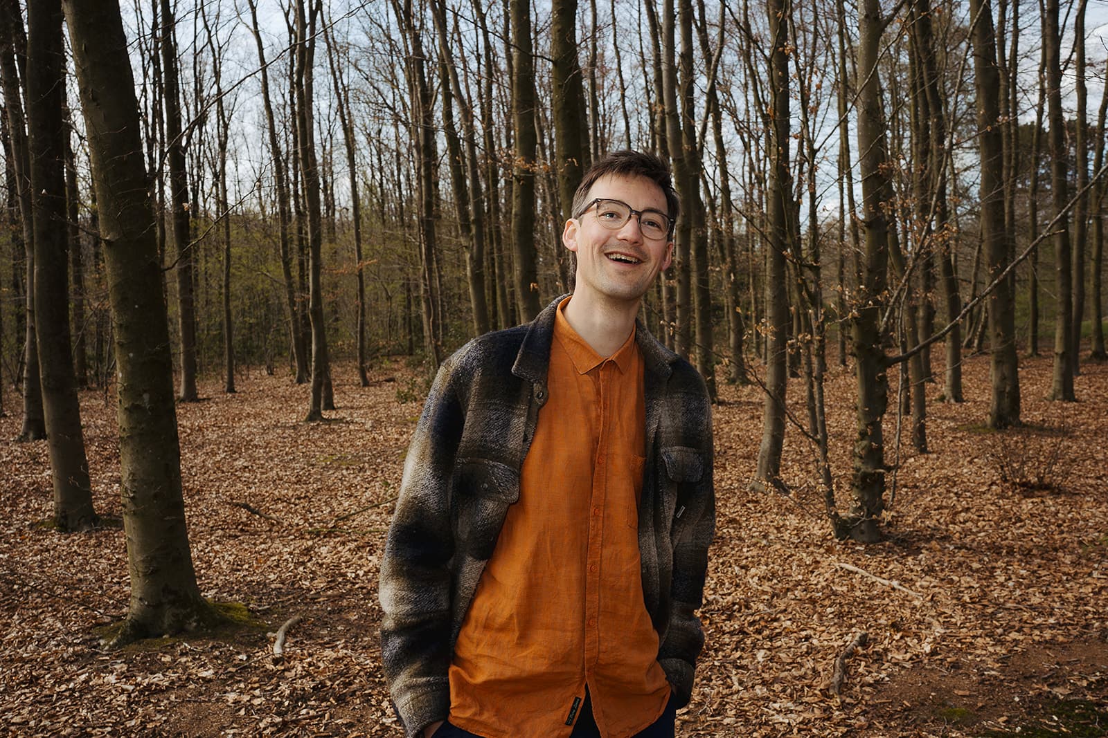 Stanley lacht in het bos